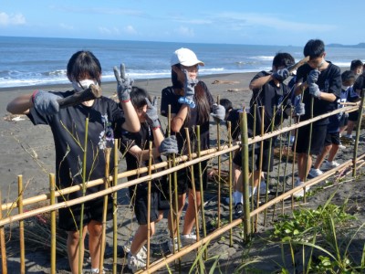 宜蘭校園體驗海岸堆砂籬　為保安林搭起防線 (6)